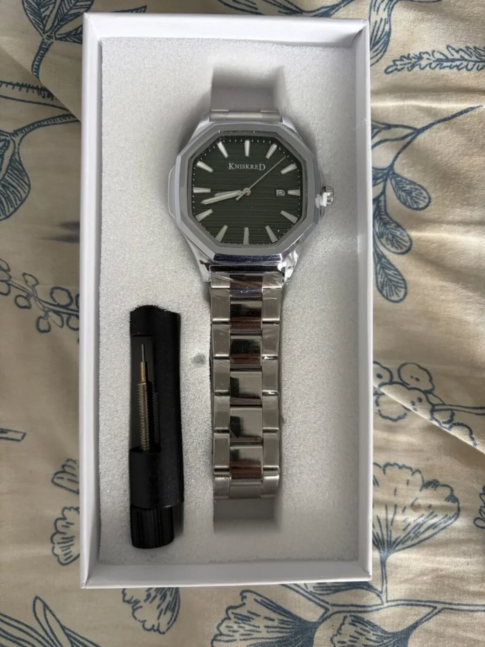 KNISKRED Men’s Silver Green Quartz Watch Date Display New in Box